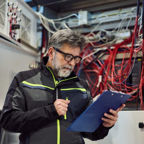 Techniker führt OTDR-Messung im Rechenzentrum durch, um Glasfasernetzwerke präzise zu prüfen.